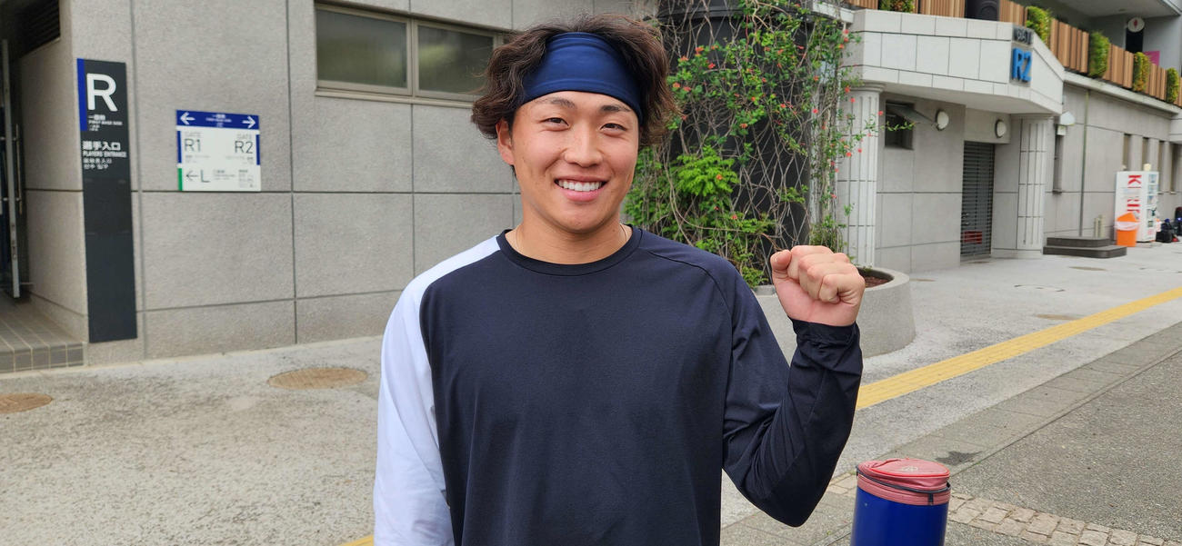 茨城トヨペット－東京ガス　9回2死一、二塁からサヨナラとなる左前適時打を放ち、笑顔でガッツポーズを見せる東京ガス・相馬（撮影・保坂淑子）