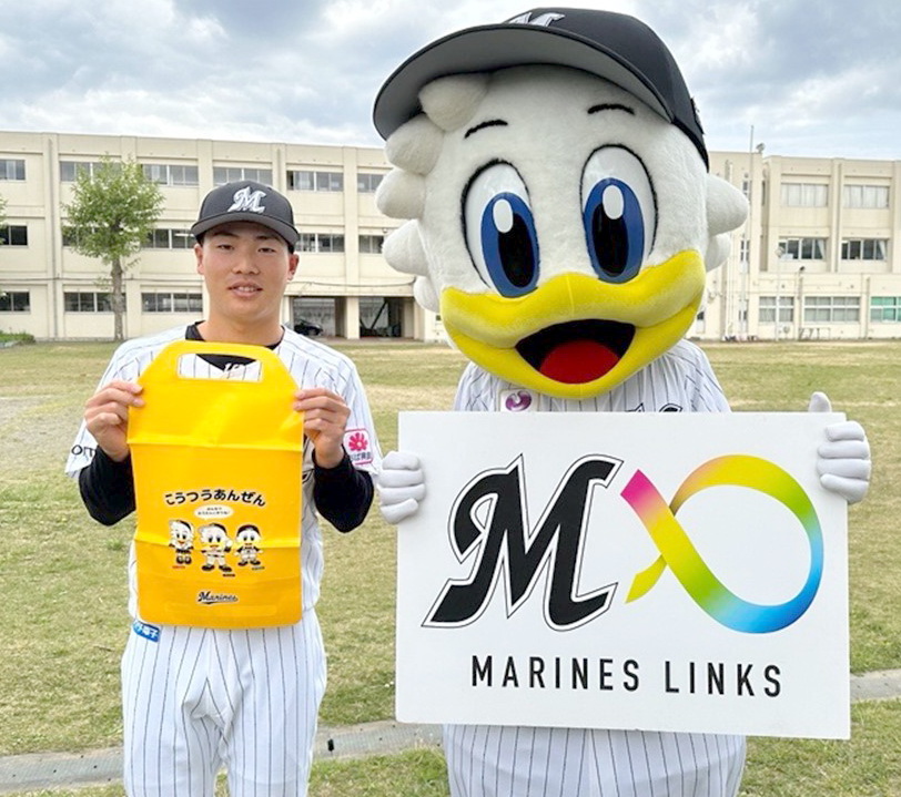 千葉市立稲浜小でのランドセルカバー贈呈式に出席したロッテ友杉（左）と球団公式マスコットのマーくん（球団提供）
