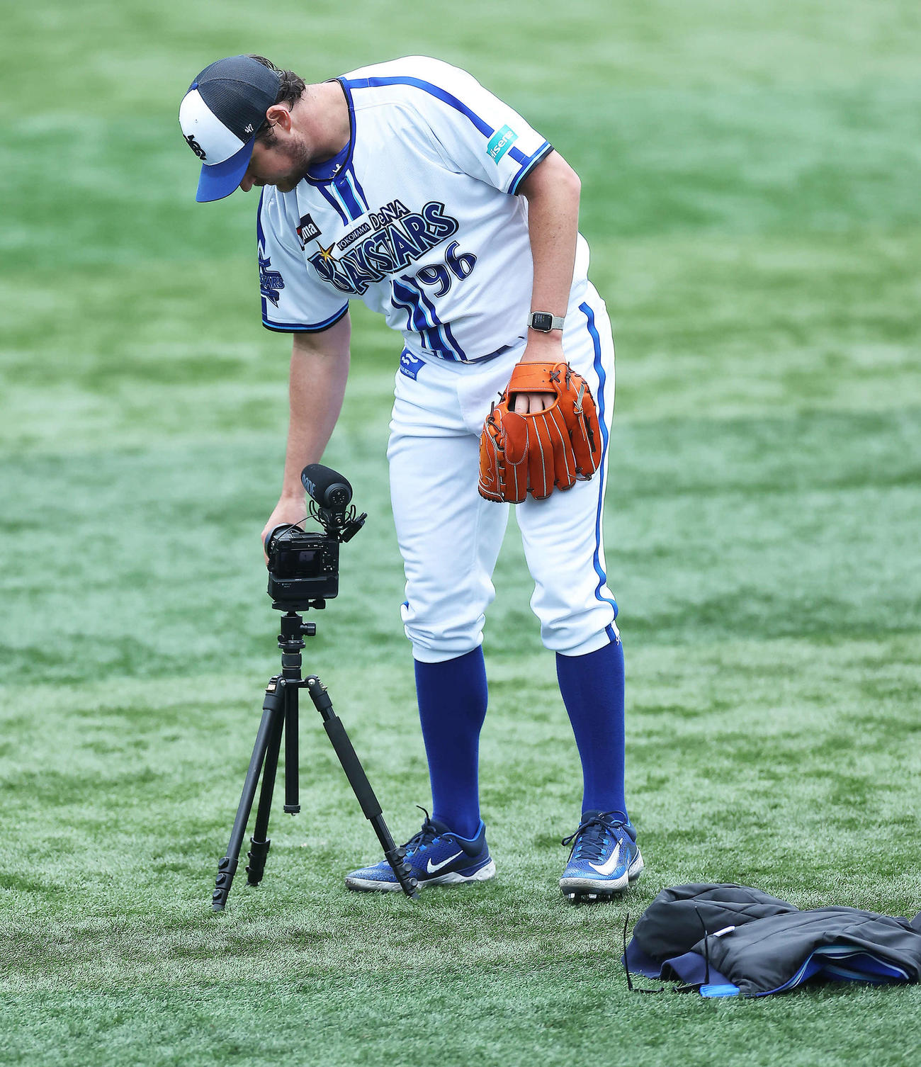 DeNA対ヤクルト　試合前、キャッチボールを終え、カメラを確認するDeNAバウアー（撮影・河田真司）