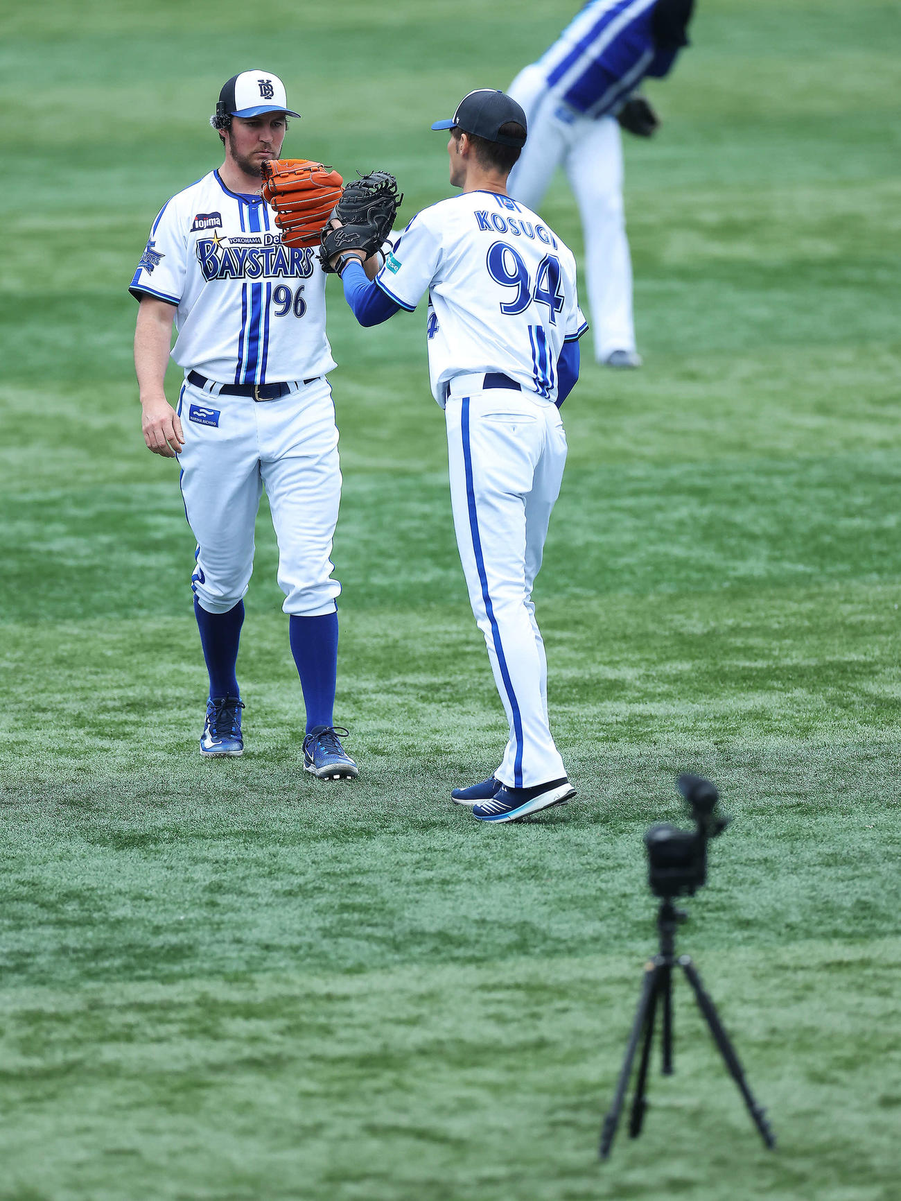 DeNA対ヤクルト　試合前、キャッチボールを終えるDeNAバウアー（撮影・河田真司）