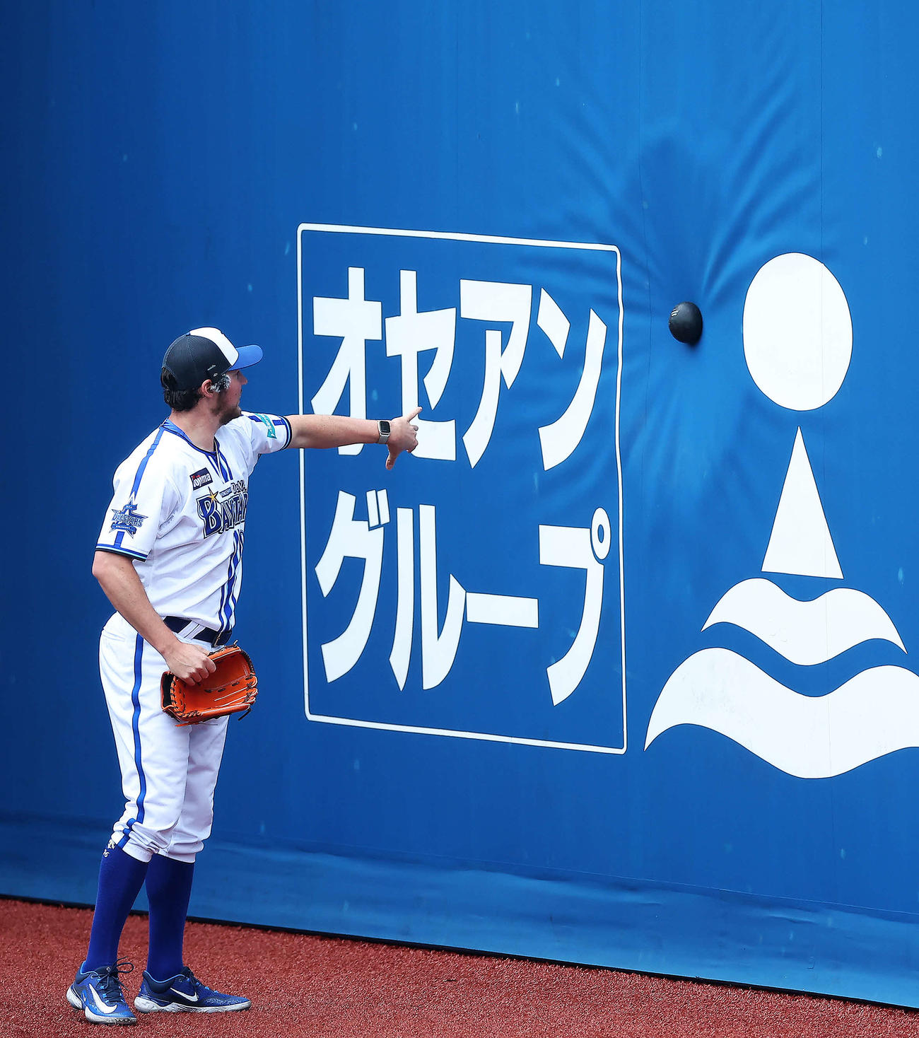 DeNA対ヤクルト　試合前、壁投げするDeNAバウアー（撮影・河田真司）