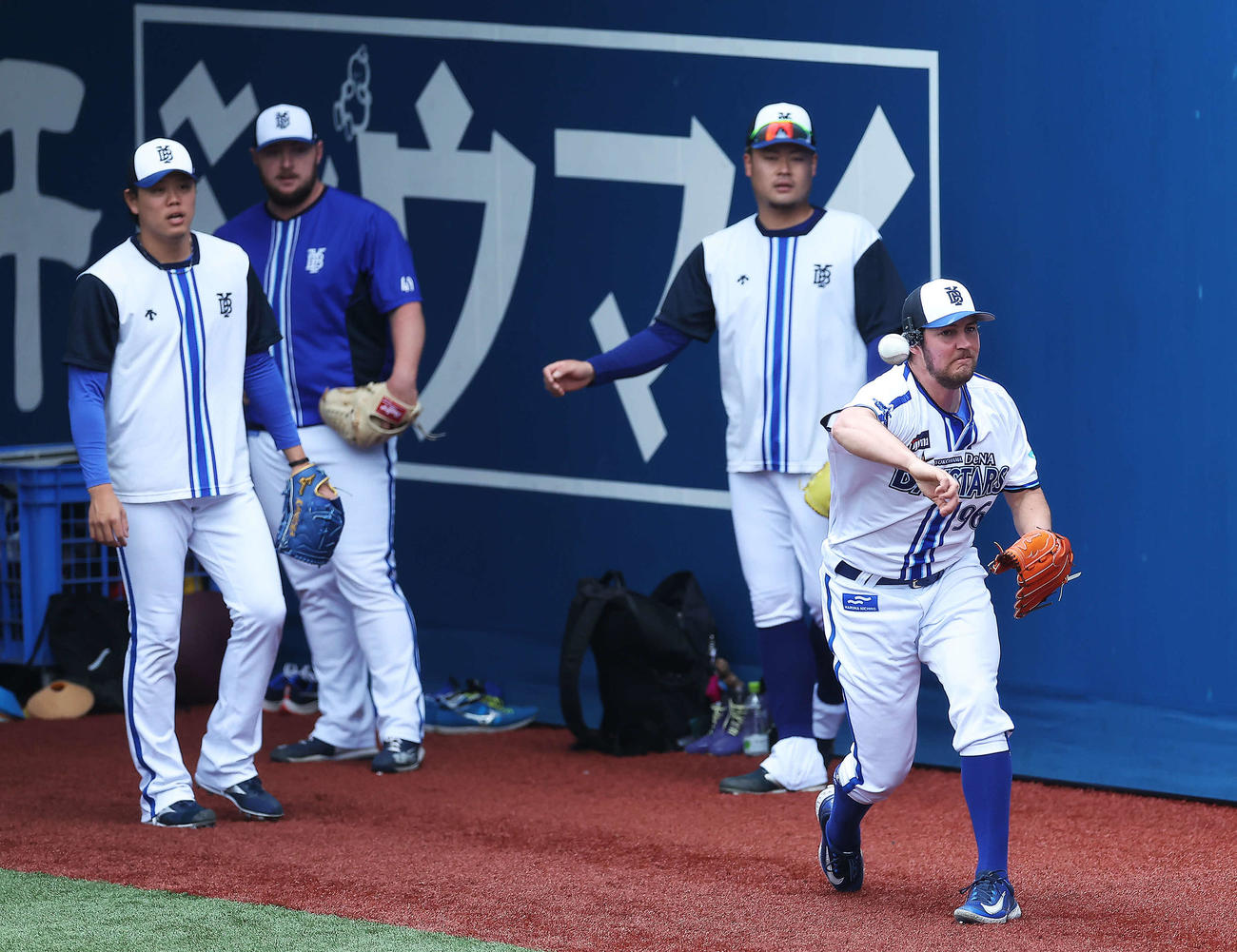 DeNA対ヤクルト　試合前、ノックを受けるDeNAバウアー（右）（撮影・河田真司）