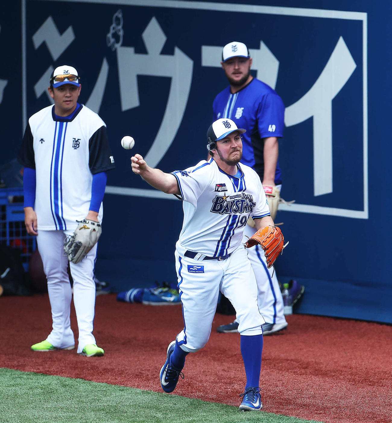 DeNA対ヤクルト　試合前、ノックを受けるDeNAバウアー（撮影・河田真司）