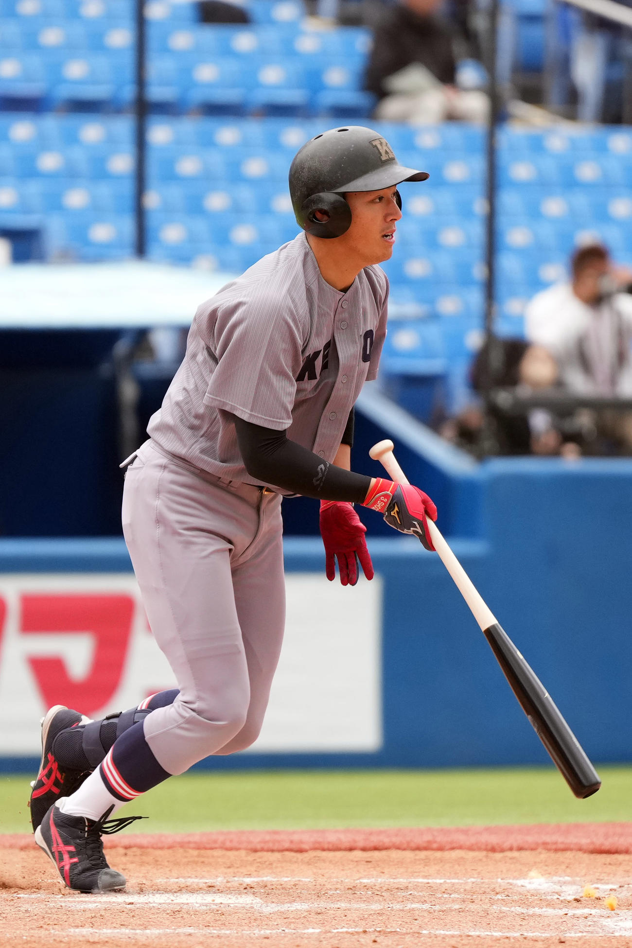 明大対慶大　5回裏慶大2死、二ゴロに打ち取られる代打慶大・清原（撮影・狩俣裕三）