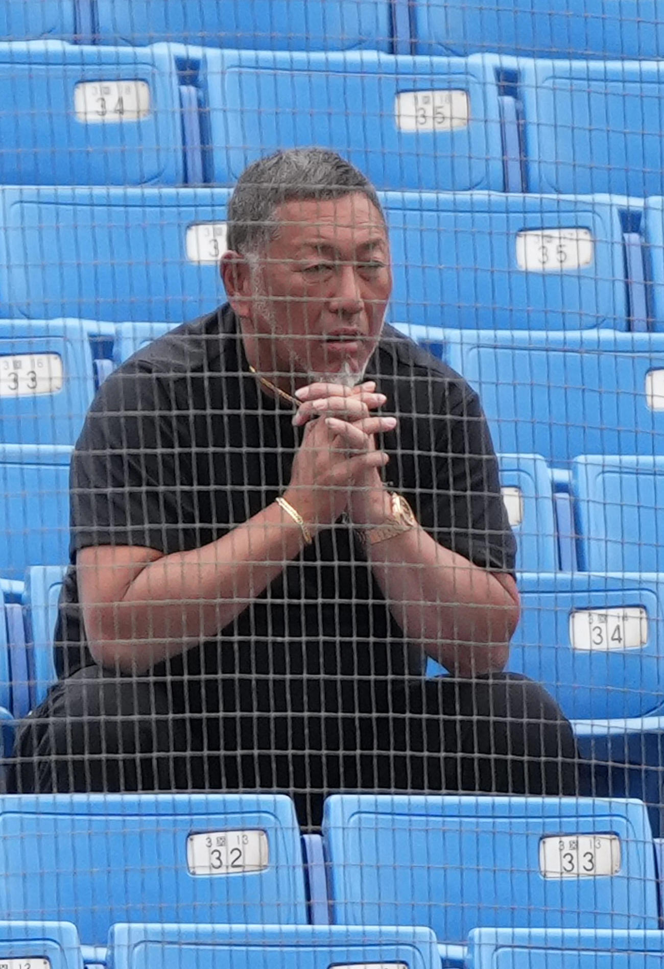 明大対慶大　5回裏慶大2死、代打で打席に立つ長男正吾を祈るように見つめる清原氏（撮影・狩俣裕三）