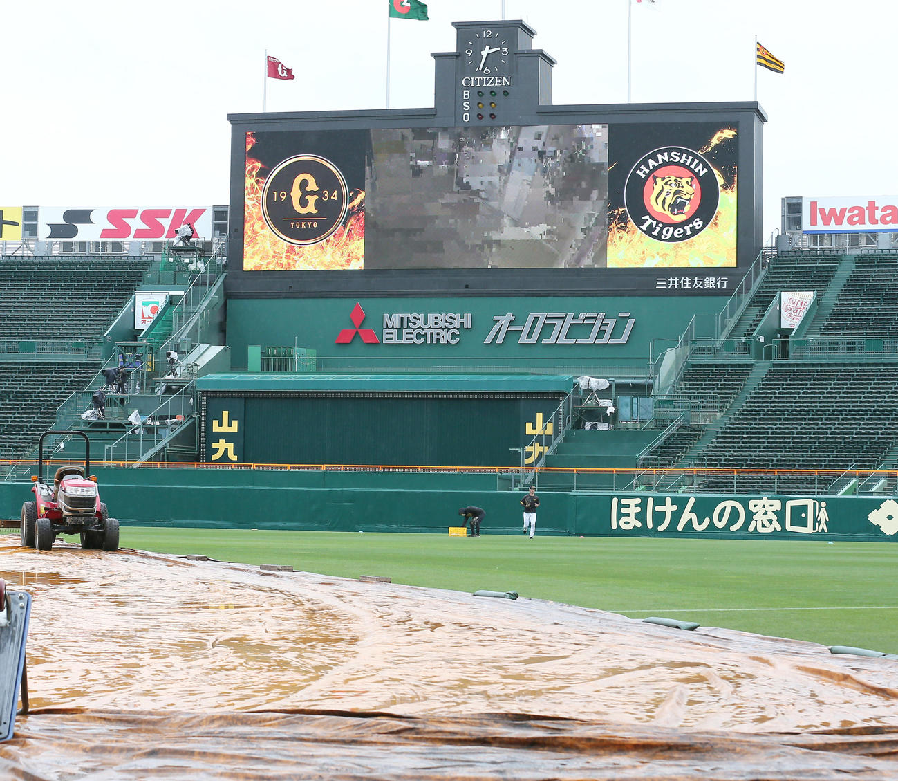 阪神対巨人　降雨のため、グラウンドにシートがしかれる甲子園球場（撮影・上山淳一）