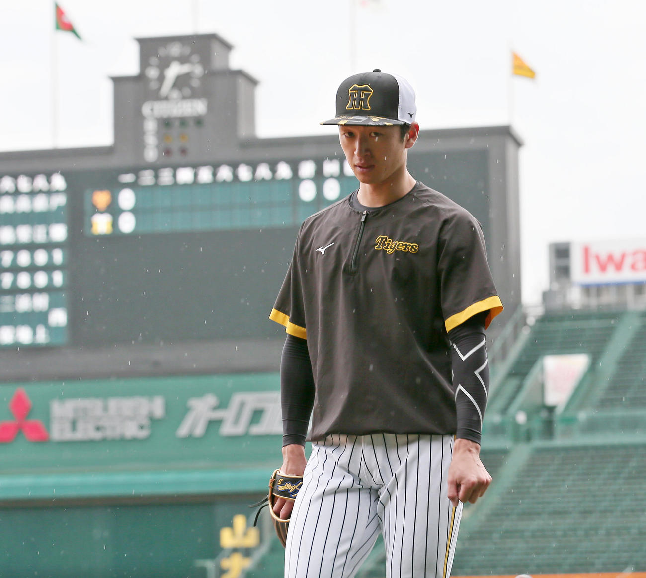 阪神対巨人　雨のグラウンドを離れる阪神近本（撮影・上山淳一）