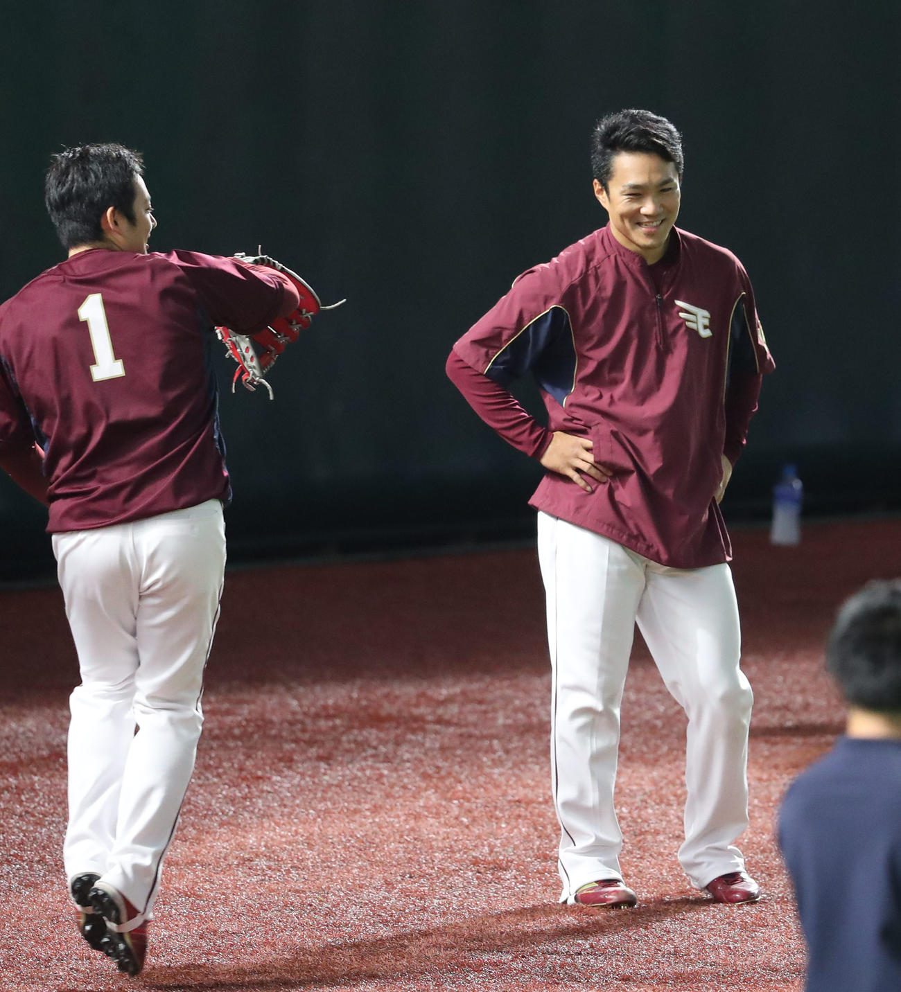 練習中に笑顔を見せる則本、手前は松井（撮影・梅根麻紀）