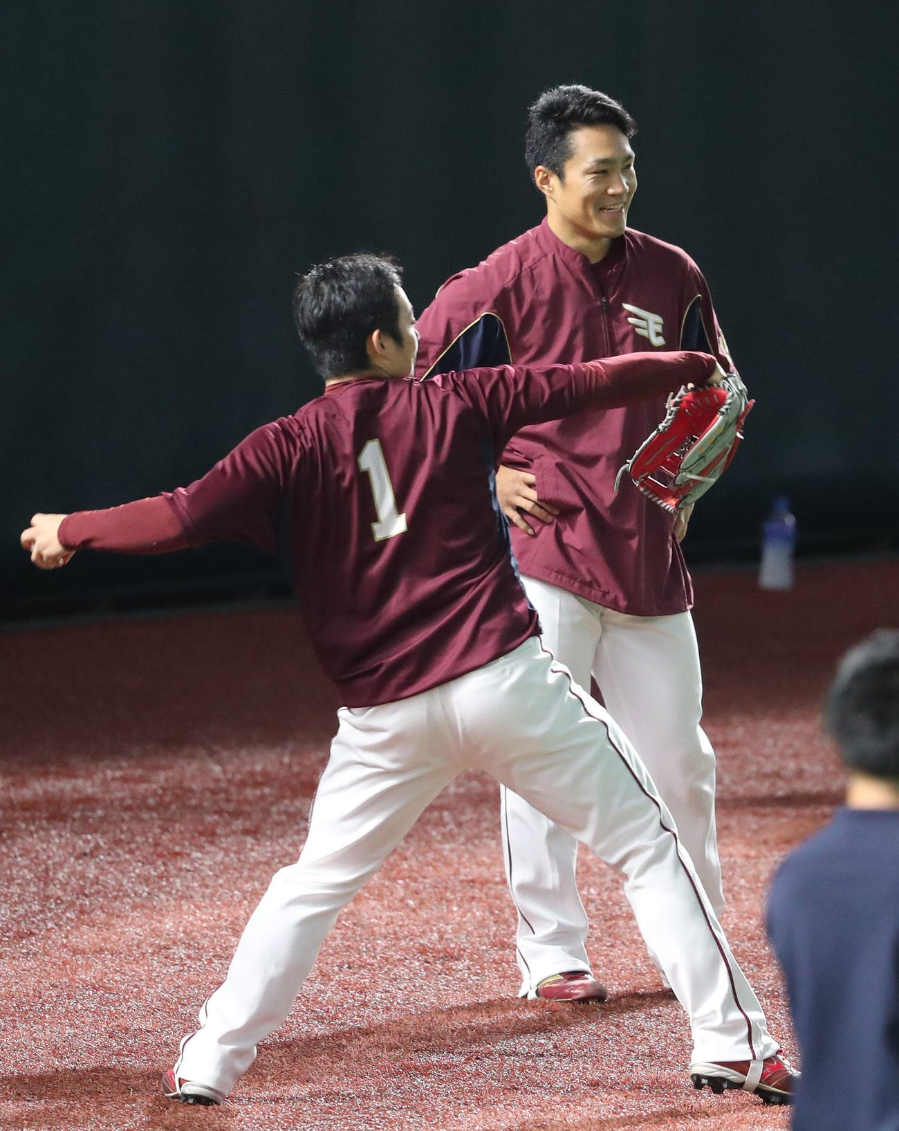 練習中に笑顔を見せる則本、手前は松井（撮影・梅根麻紀）