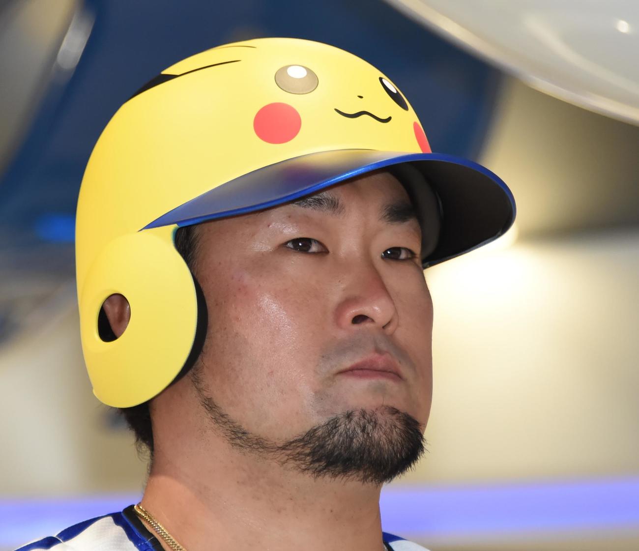 DeNA戸柱はピカチュウ仕様のヘルメットをかぶり真剣な表情（撮影・鈴木正章）