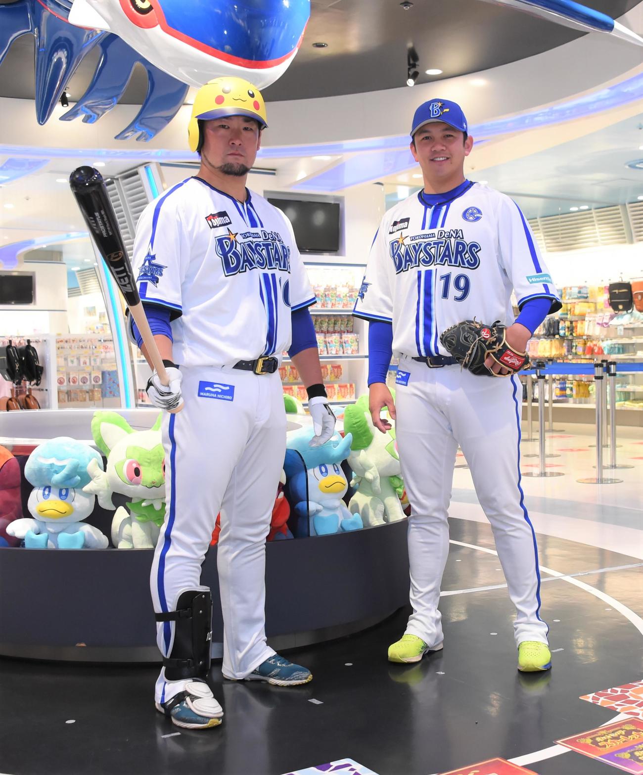 「ポケモンボールパークヨコハマ」開催記者発表会に出席したDeNA戸柱（左）と山崎（撮影・鈴木正章）