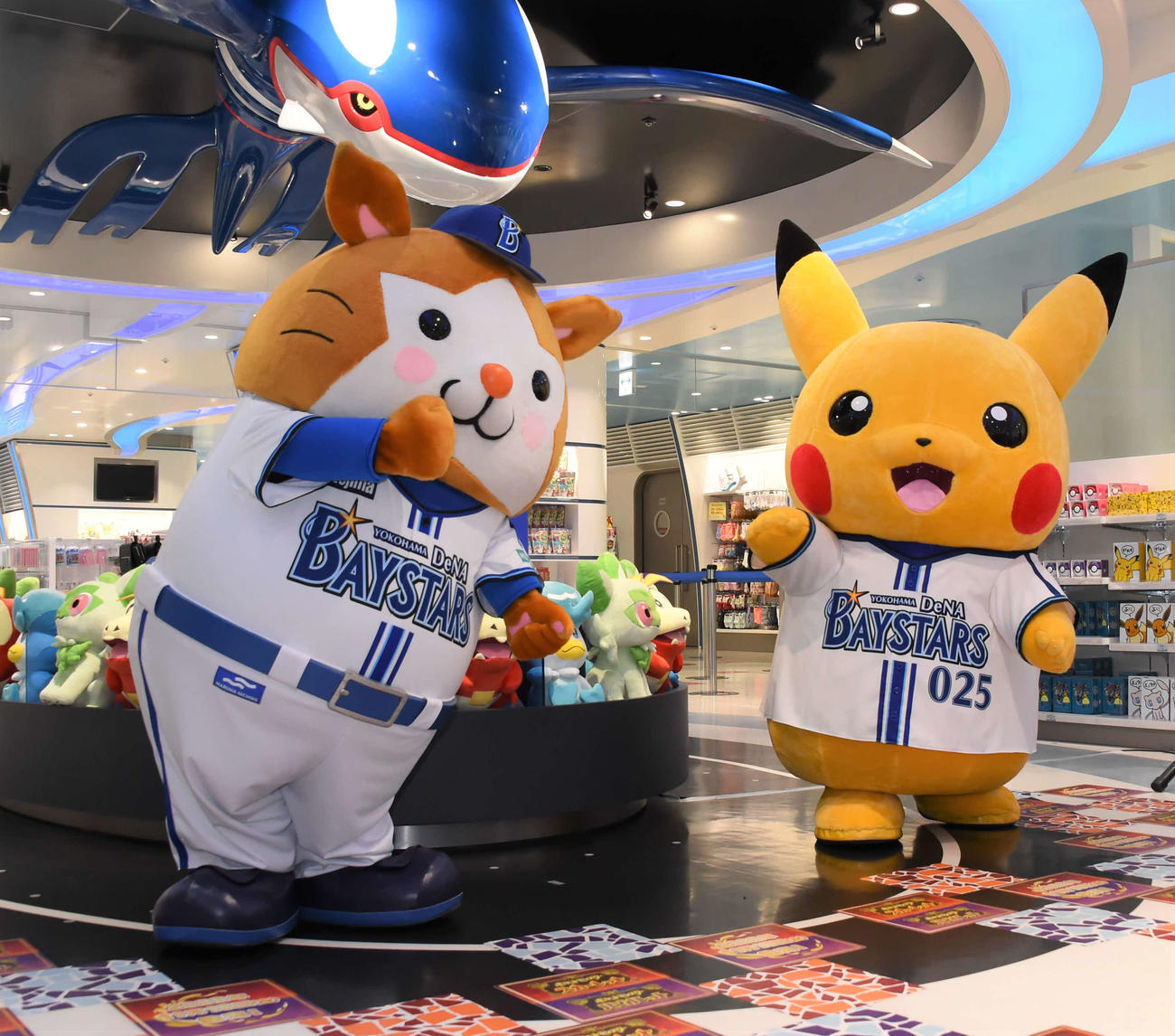 「ポケモンボールパークヨコハマ」開催記者発表会に出席したDeNAマスコットのDB．スターマン（左）とピカチュウ（撮影・鈴木正章）