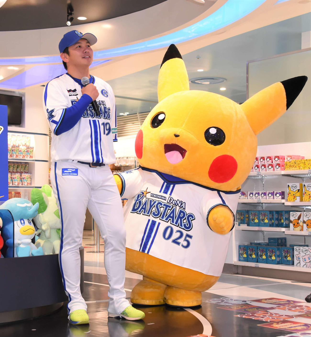 「ポケモンボールパークヨコハマ」開催記者発表会に出席したDeNA山崎はピカチュウが見つめる横でポケモン愛を語る（撮影・鈴木正章）