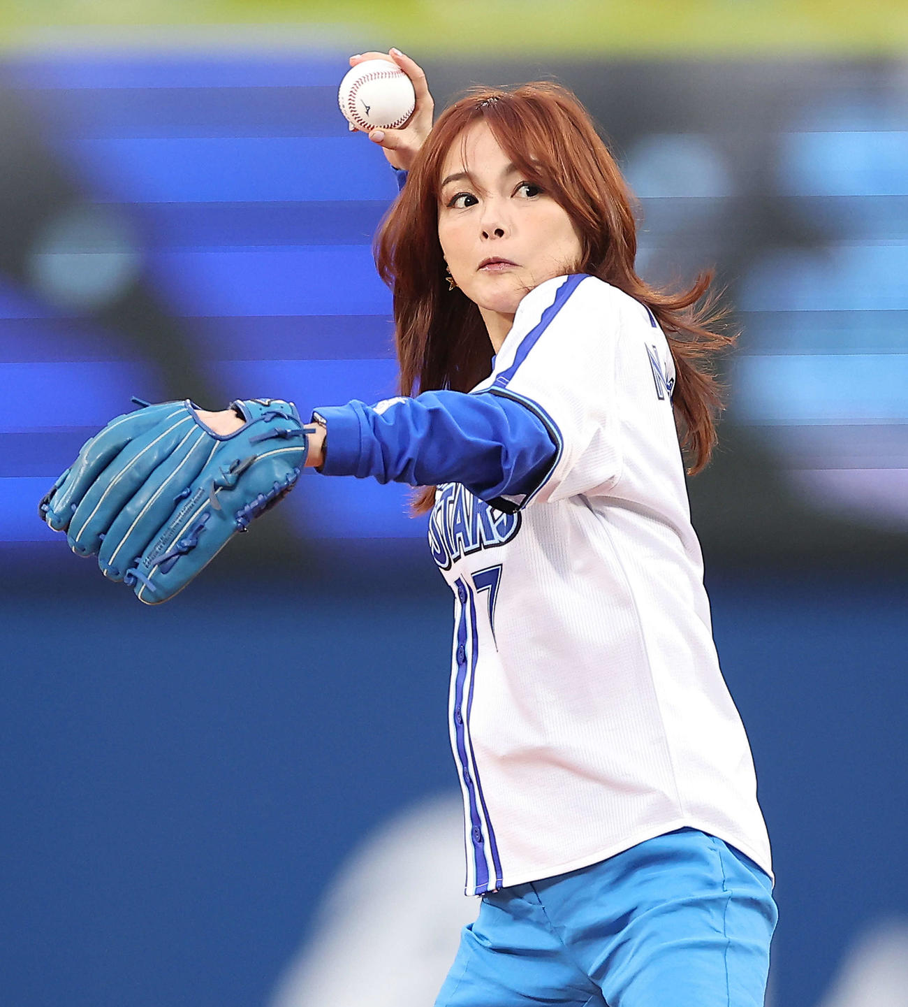 DeNA対ヤクルト　試合開始前、セレモニアルピッチを務める相川七瀬（撮影・河田真司）