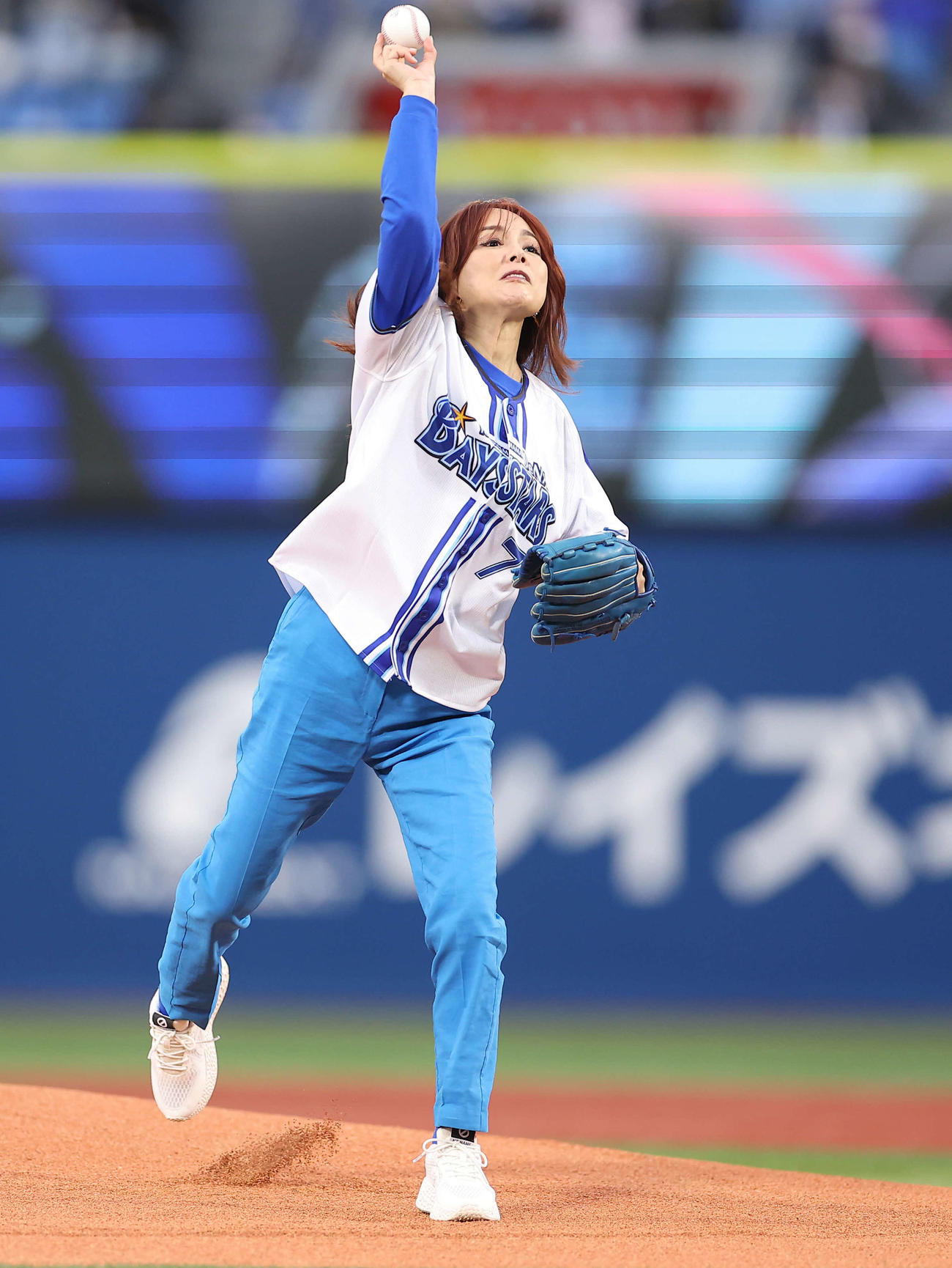DeNA対ヤクルト　試合開始前、セレモニアルピッチを務める相川七瀬（撮影・河田真司）