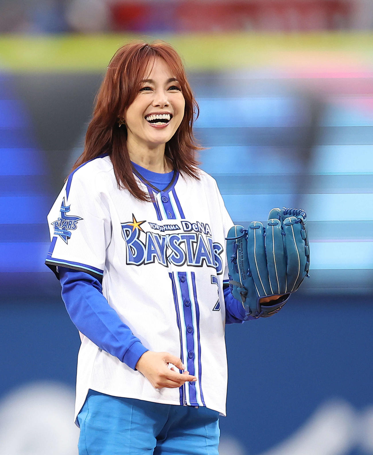 DeNA対ヤクルト　試合開始前、セレモニアルピッチで笑顔を見せる相川七瀬（撮影・河田真司）