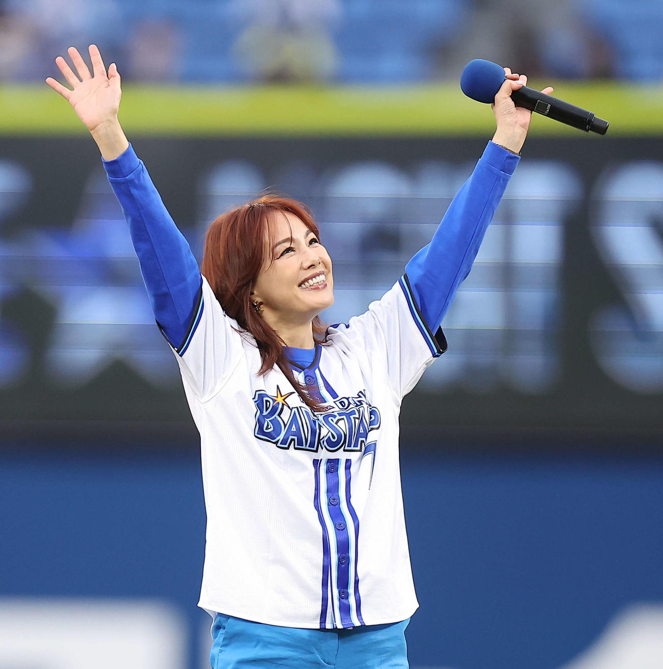 DeNA対ヤクルト　試合開始前、観客席に手を振る相川七瀬（撮影・河田真司）