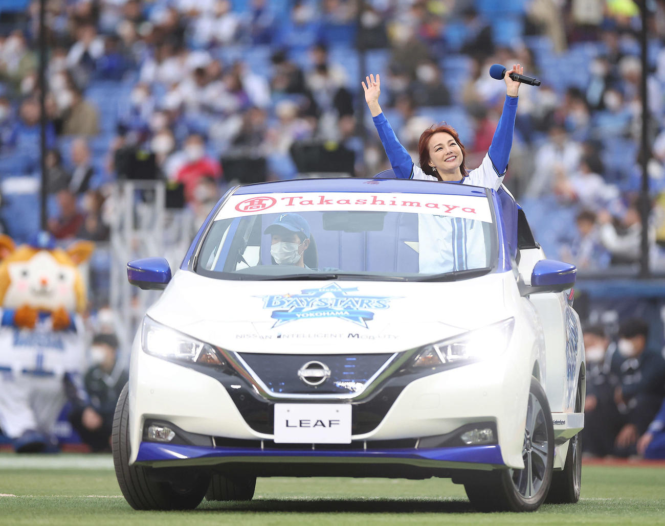DeNA対ヤクルト　試合開始前、観客席に手を振りリリーフカーで入場する相川七瀬（撮影・河田真司）