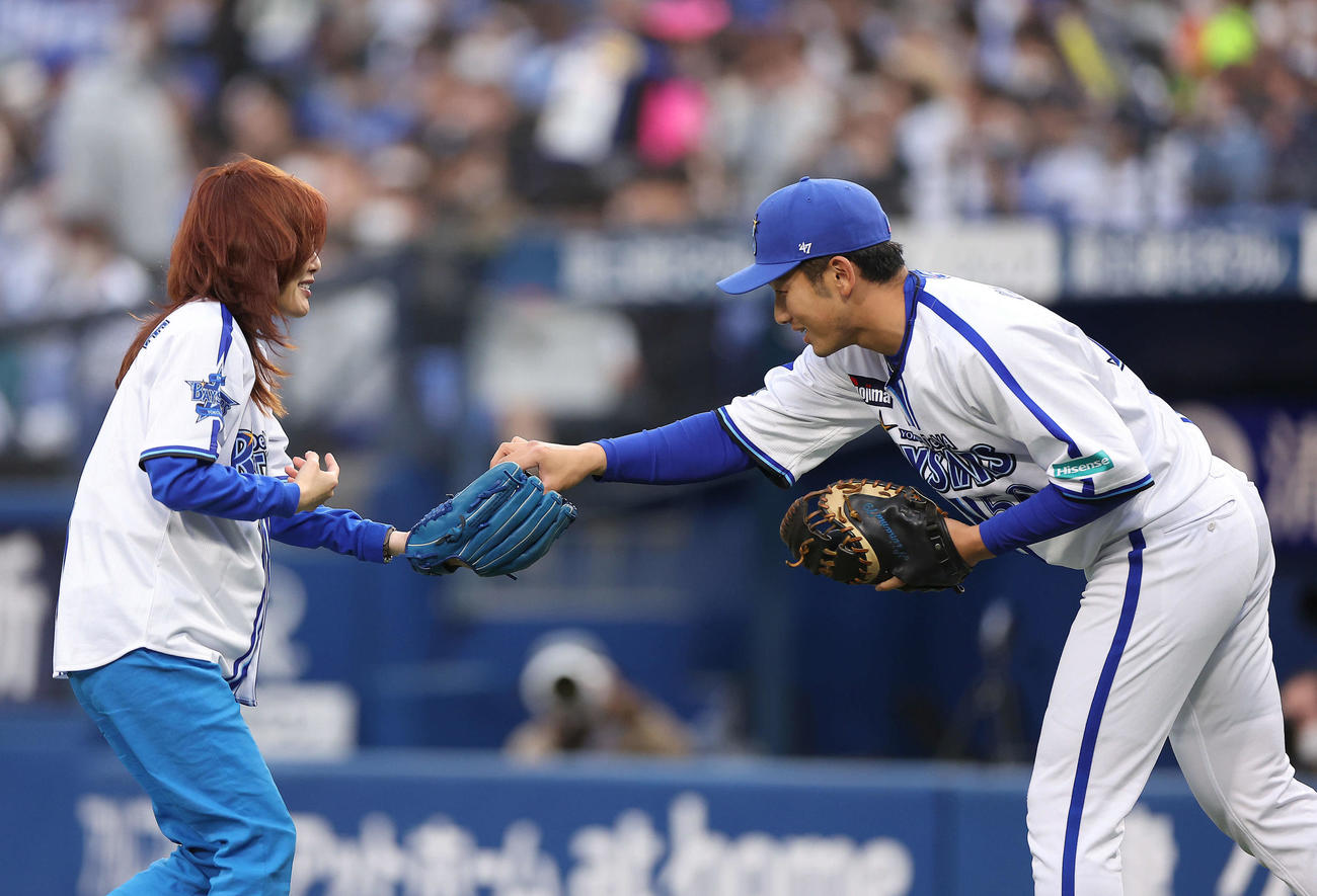 DeNA対ヤクルト　セレモニアルピッチを終え、山本（右）から記念球を受け取る相川七瀬（撮影・河田真司）