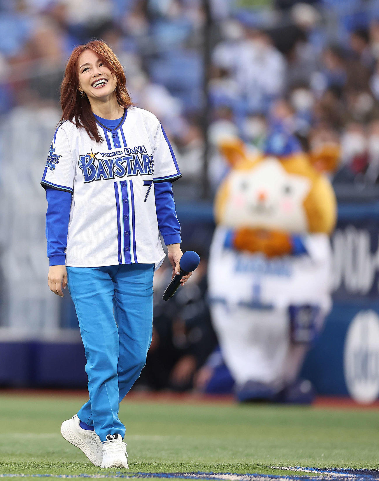 DeNA対ヤクルト　セレモニアルピッチに登場した相川七瀬（撮影・河田真司）