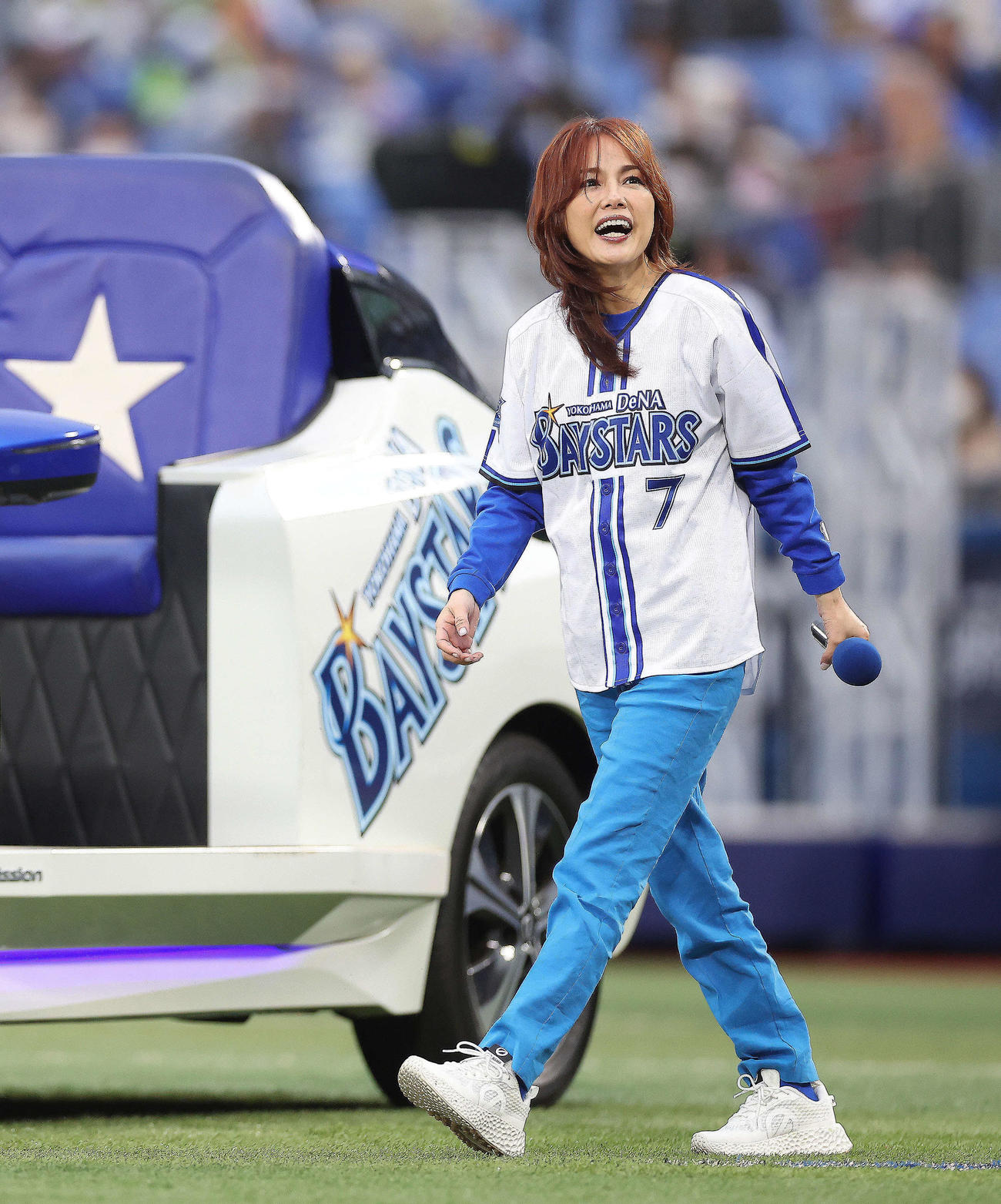 DeNA対ヤクルト　試合開始前、セレモニアルピッチへ向かう相川七瀬（撮影・河田真司）
