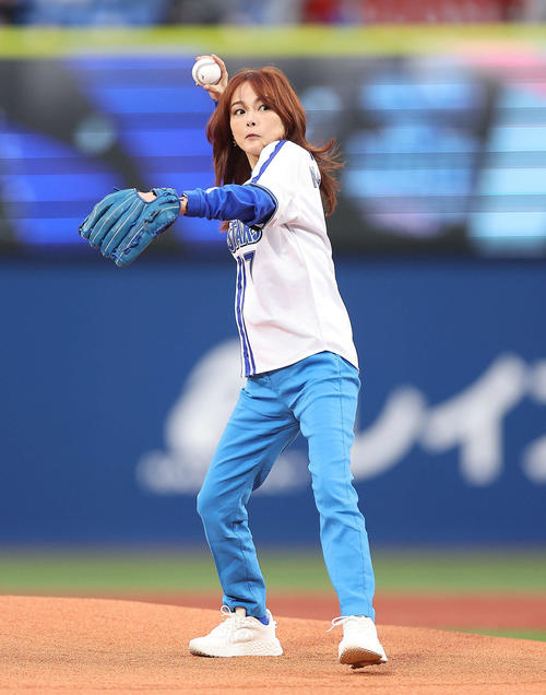 DeNA】相川七瀬ワンバン始球式「肩を鍛えたい。喉は鍛えてきました