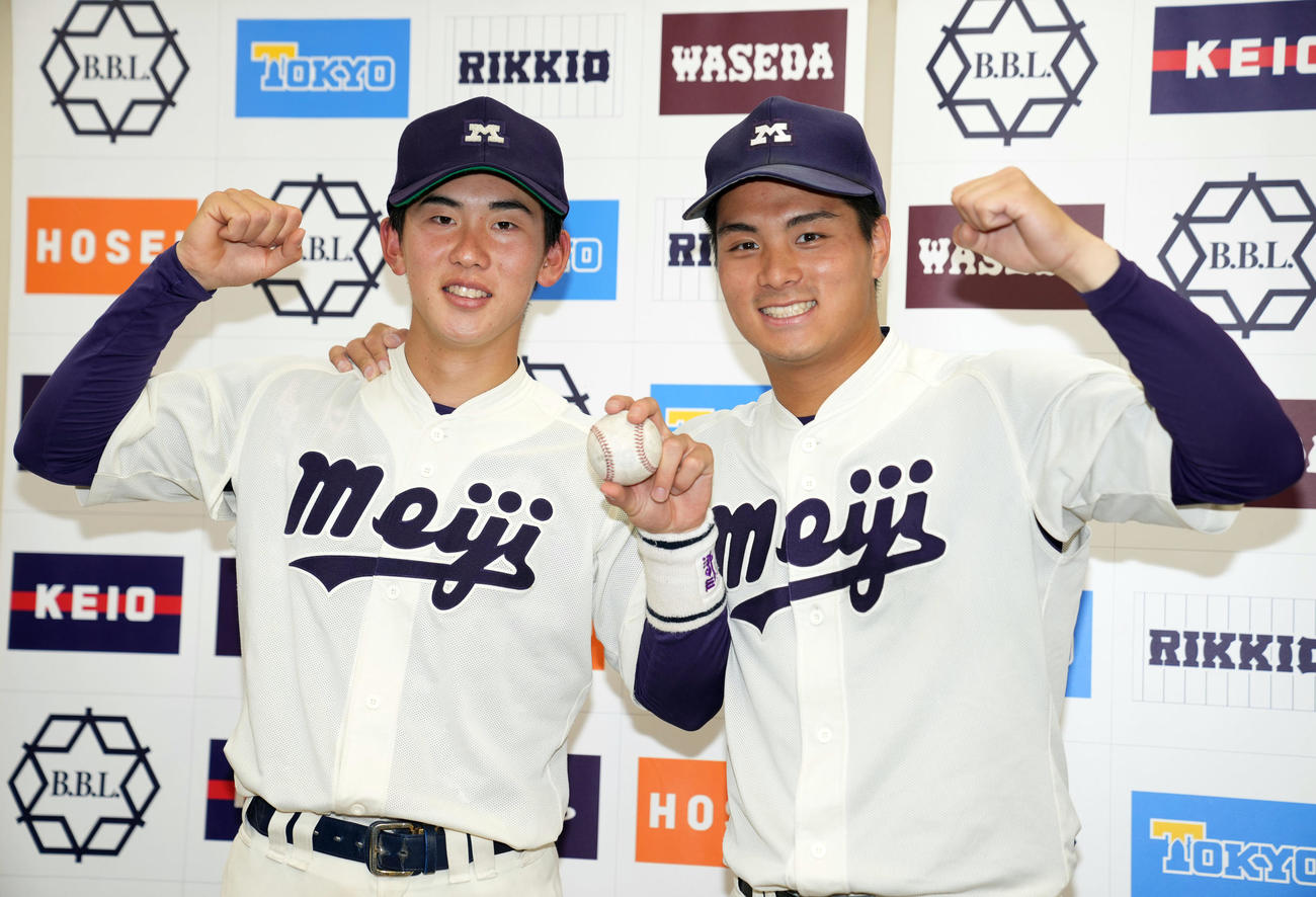 明大対慶大　試合後、大学1号の本塁打ボールを手に明大・蒔田（右）と記念撮影をする小島河（撮影・狩俣裕三）