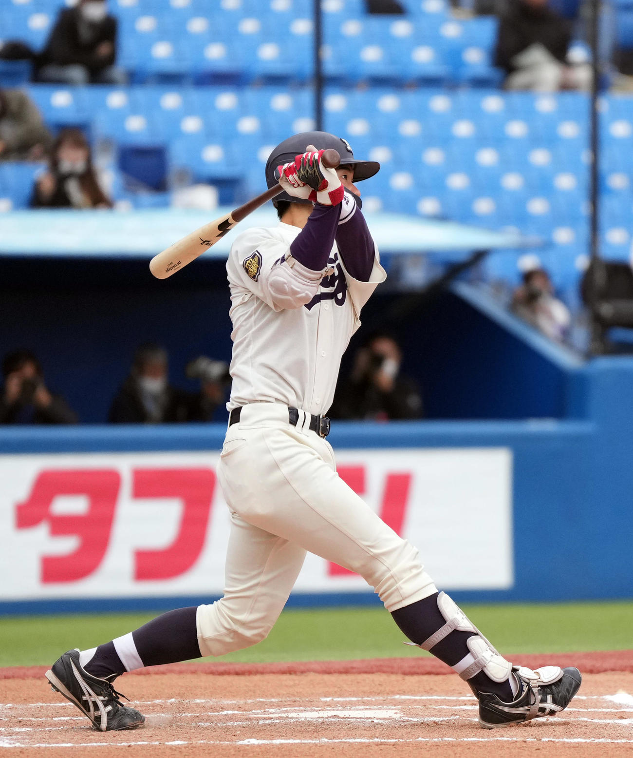 明大対慶大　10回表明大1死一、二塁、3点本塁打を放つ明大・小島河（撮影・狩俣裕三）
