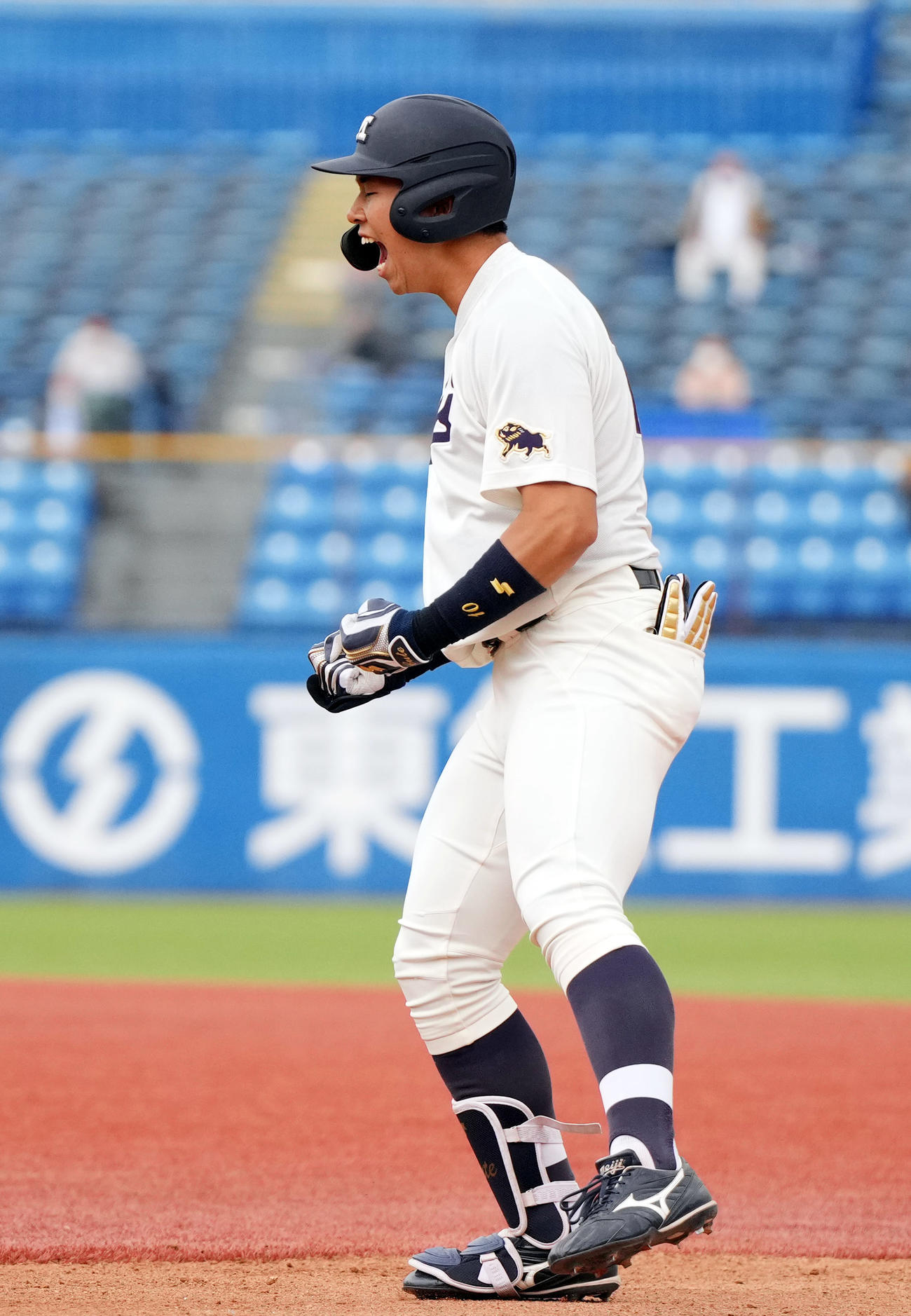 明大対慶大　6回表明大2死一、二塁、適時打を放ち、ほえる明大・上田希（撮影・狩俣裕三）