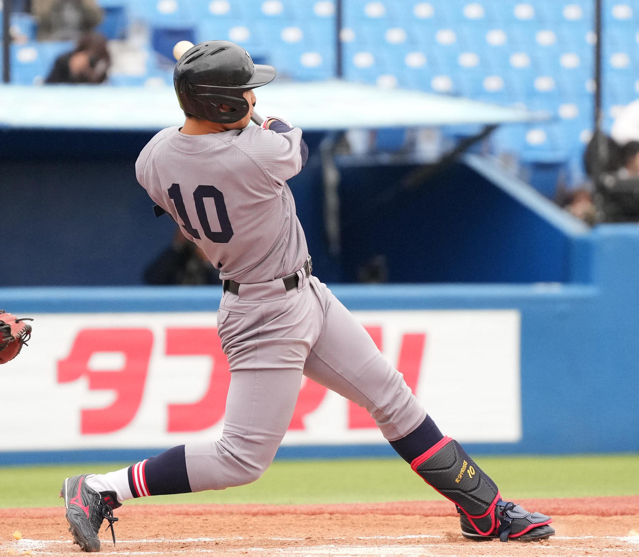 明大対慶大　4回裏慶大無死一塁、先制2点本塁打を放つ慶大・広瀬（撮影・狩俣裕三）