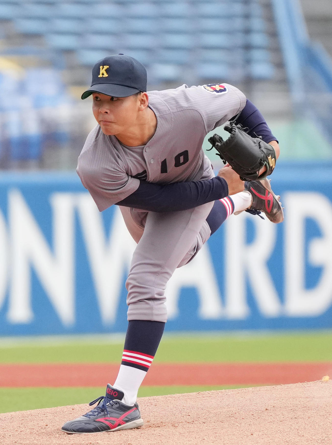 明大対慶大　慶大先発の外丸（撮影・狩俣裕三）