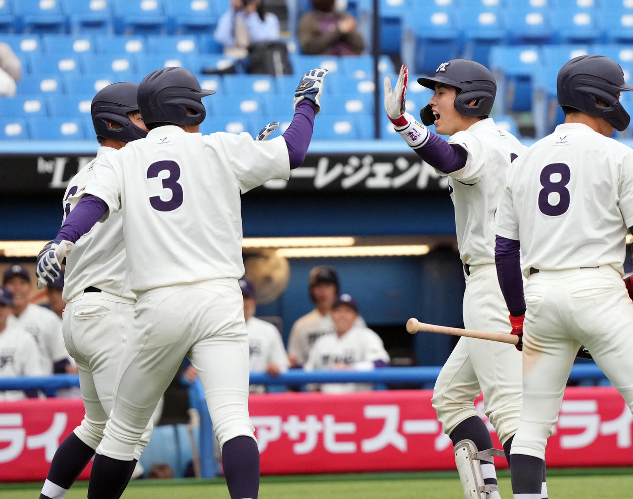 明大対慶大　10回表明大1死一、二塁、3点本塁打を放ち、チームメートとタッチを交わす明大・小島河（右から2人目）（撮影・狩俣裕三）