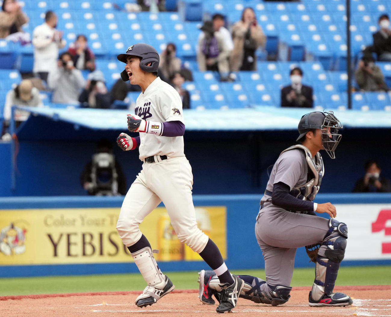 明大対慶大　10回表明大1死一、二塁、3点本塁打を放ち、ほえる明大・小島河（左）。右は慶大・宮崎（撮影・狩俣裕三）