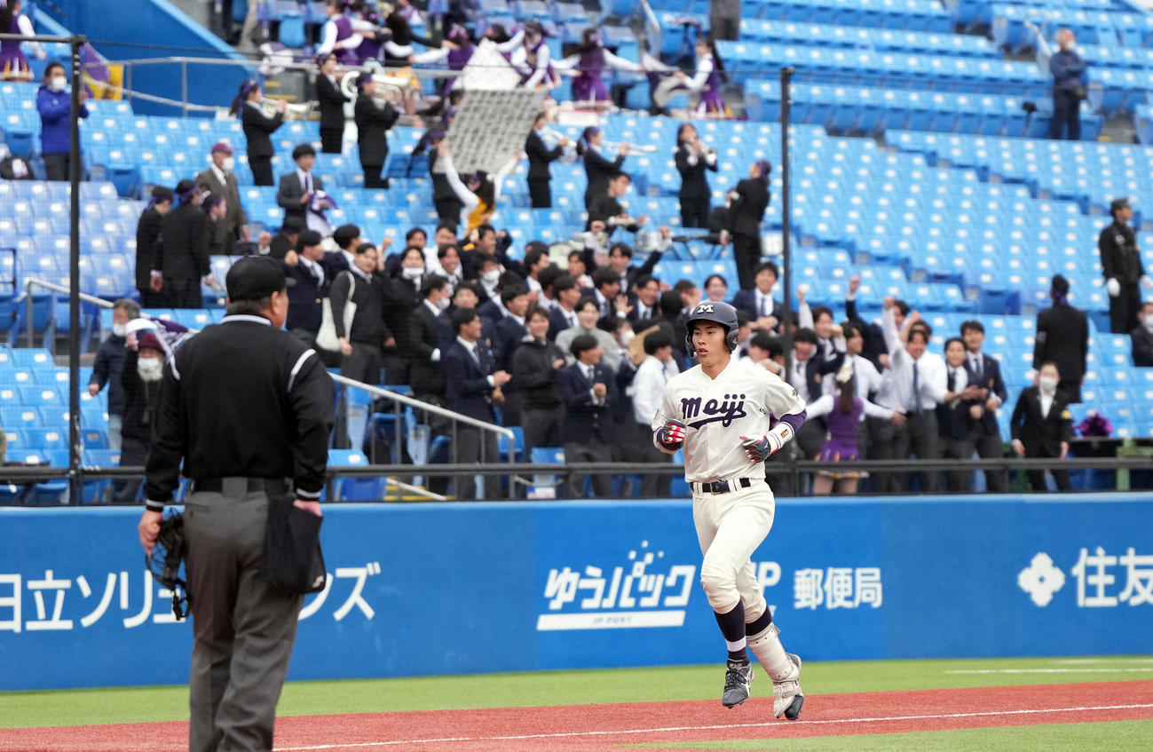 明大対慶大　10回表明大1死一、二塁、3点本塁打を放つ明大・小島河（撮影・狩俣裕三）