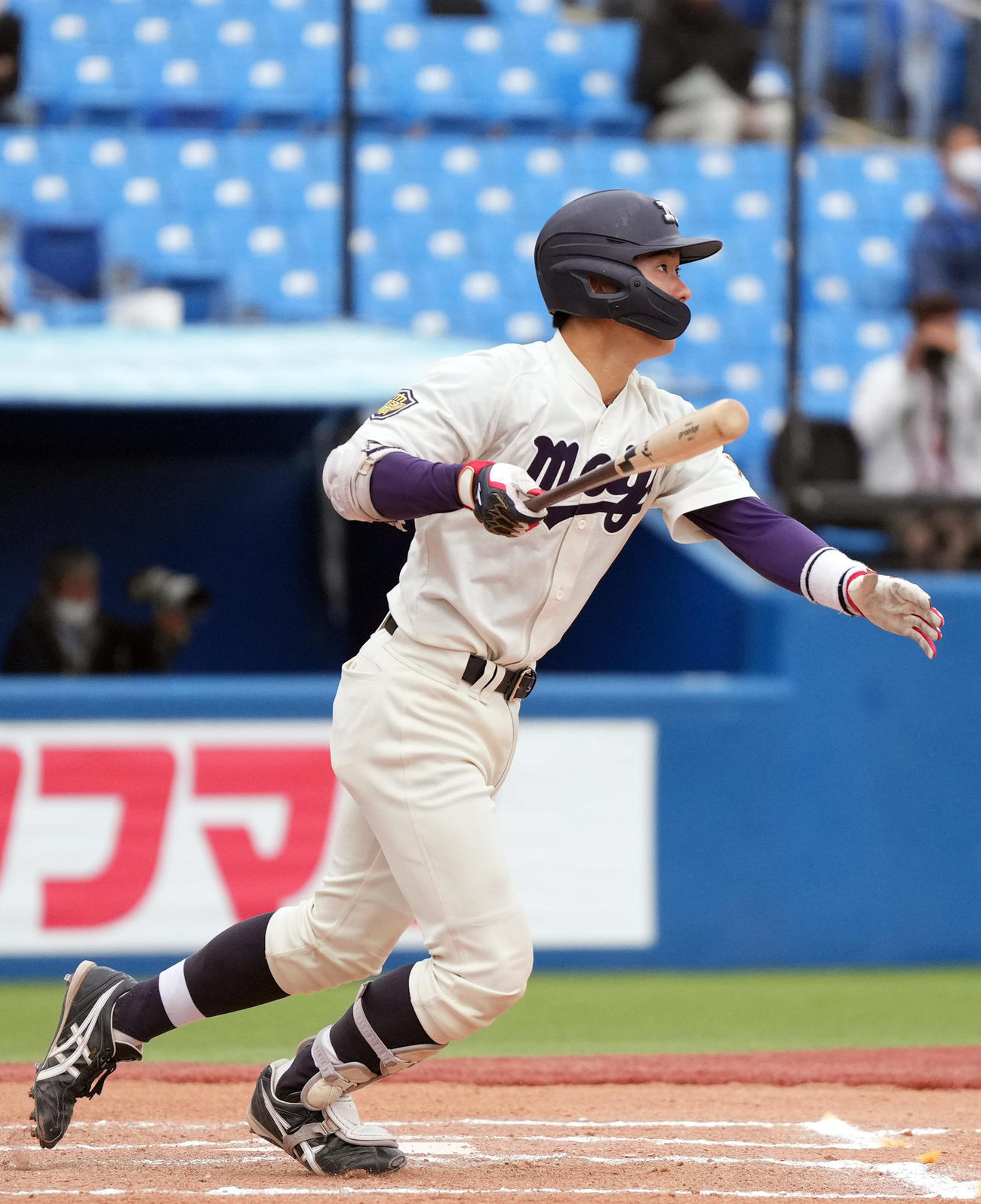 明大対慶大　10回表明大1死一、二塁、3点本塁打を放つ明大・小島河（撮影・狩俣裕三）