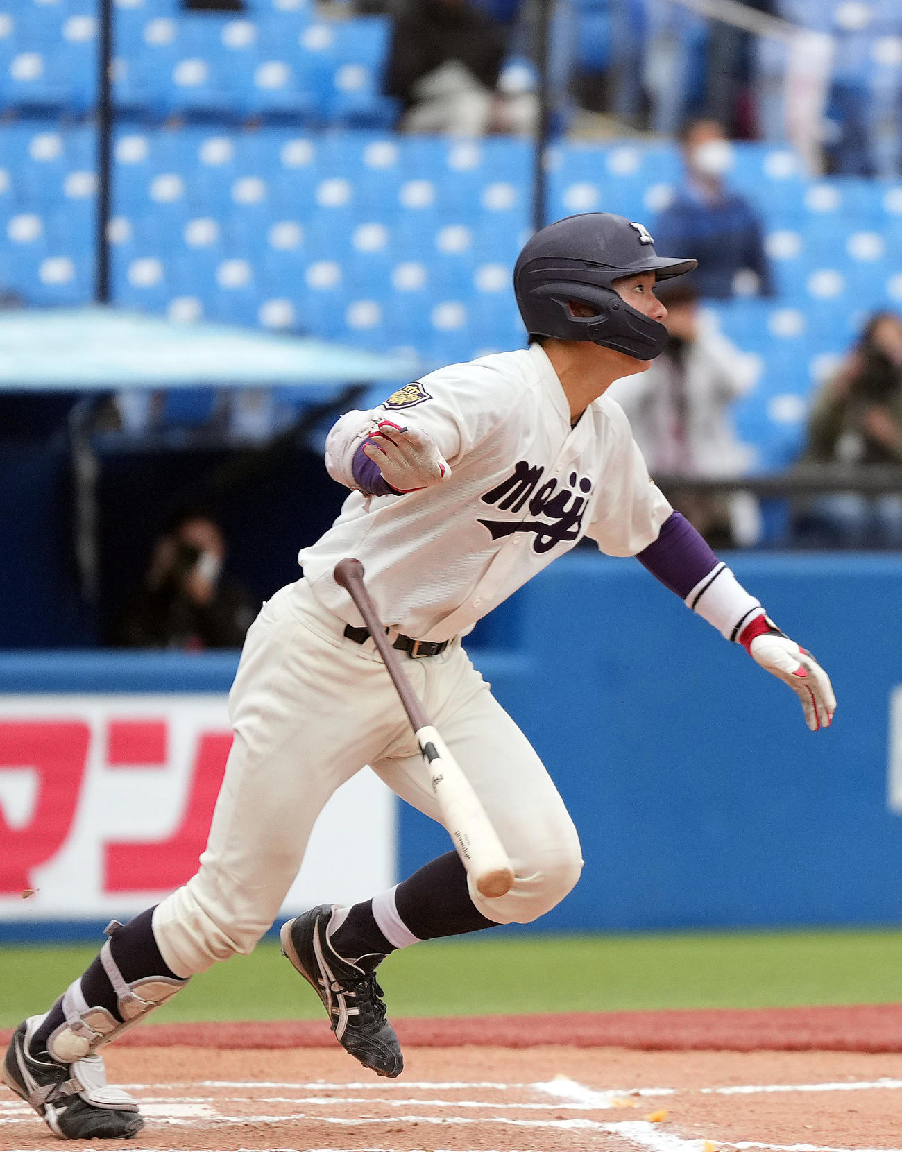 明大対慶大　10回表明大1死一、二塁、3点本塁打を放つ明大・小島河（撮影・狩俣裕三）