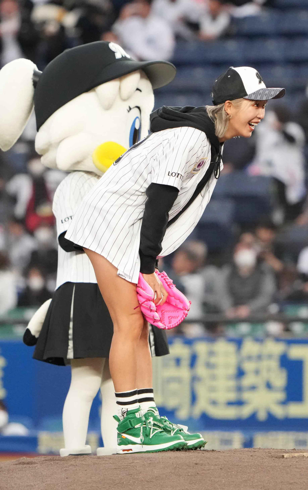 ロッテ対西武で始球式を行った女子プロゴルファーの金田久美子は大きく振りかぶったところで投球を止めやり直す（撮影・小沢裕）