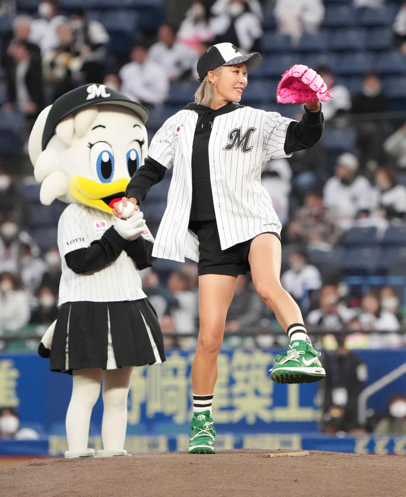 ロッテ対西武で始球式を行う女子プロゴルファーの金田（撮影・小沢裕）