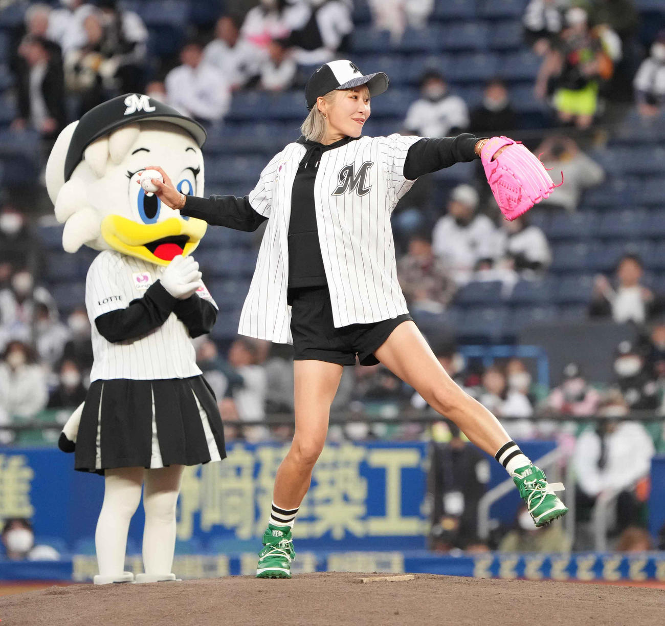 ロッテ対西武で始球式を行う女子プロゴルファーの金田（撮影・小沢裕）