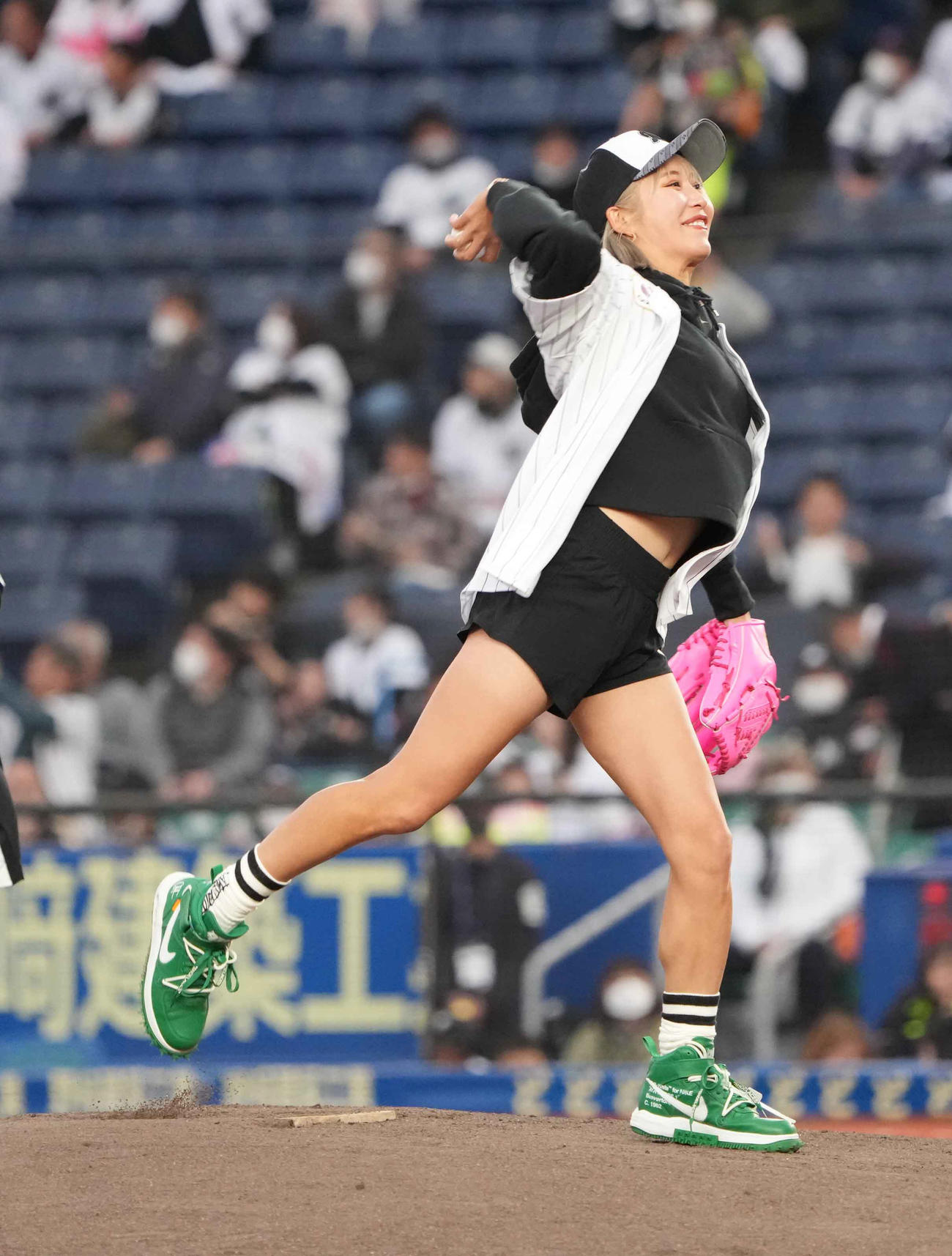 ロッテ対西武で始球式を行った女子プロゴルファーの金田（撮影・小沢裕）