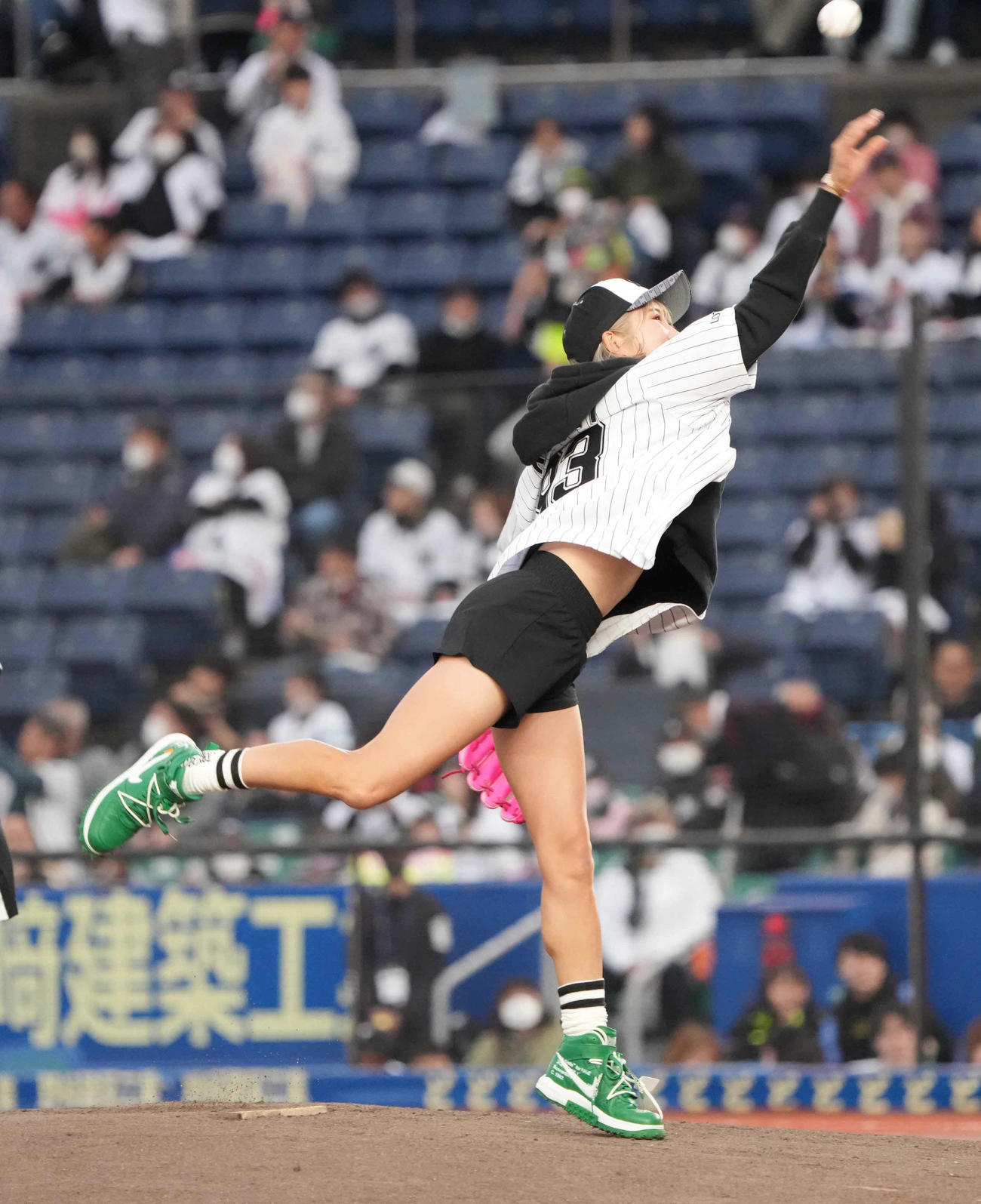 ロッテ対西武で始球式を行った女子プロゴルファーの金田（撮影・小沢裕）