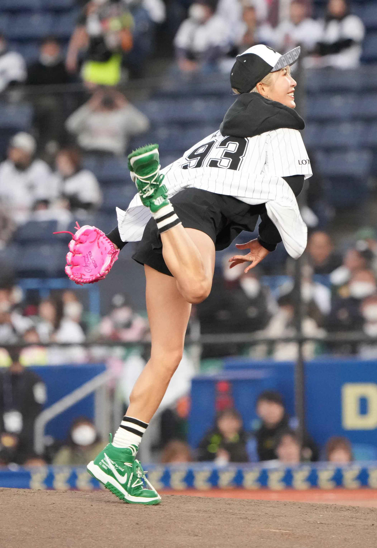 ロッテ対西武で始球式を行った女子プロゴルファーの金田（撮影・小沢裕）