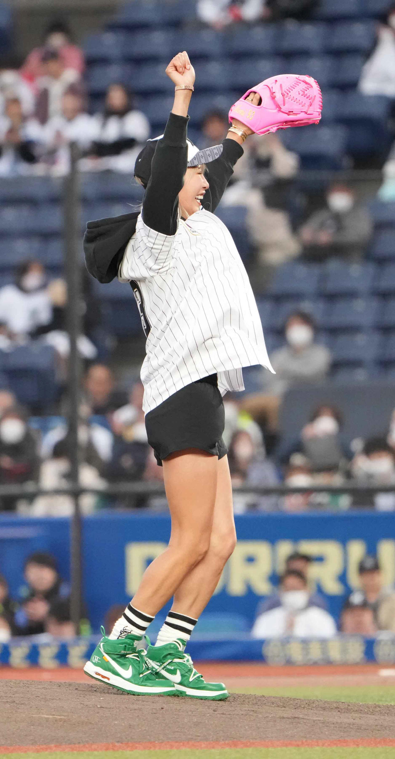 ロッテ対西武で始球式を行った女子プロゴルファーの金田（撮影・小沢裕）