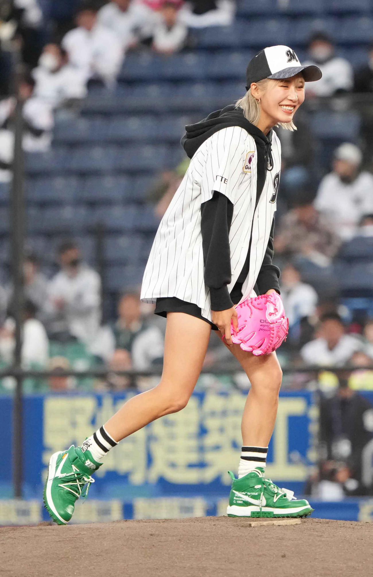 ロッテ対西武で始球式を終え笑顔を見せる女子プロゴルファーの金田（撮影・小沢裕）