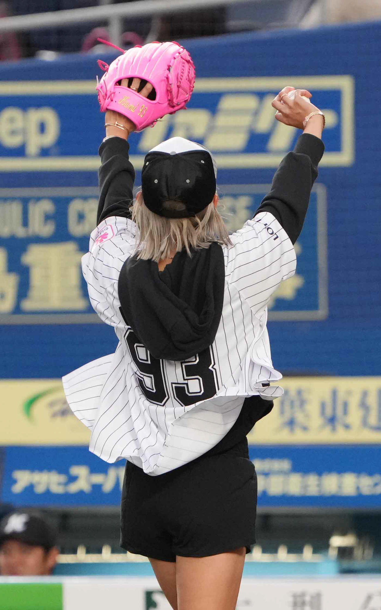 ロッテ対西武で始球式を終えスタンドに手を振る女子プロゴルファーの金田久美子。背番号は93（クミ）（撮影・小沢裕）