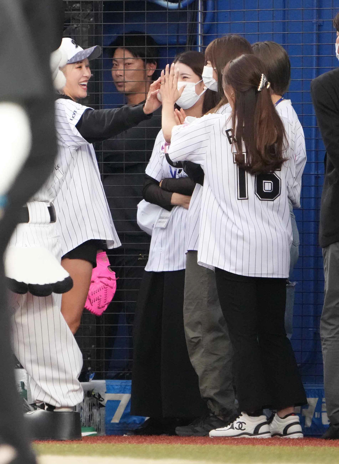 ロッテ対西武で始球式を終え仲間とハイタッチする女子プロゴルファーの金田（撮影・小沢裕）