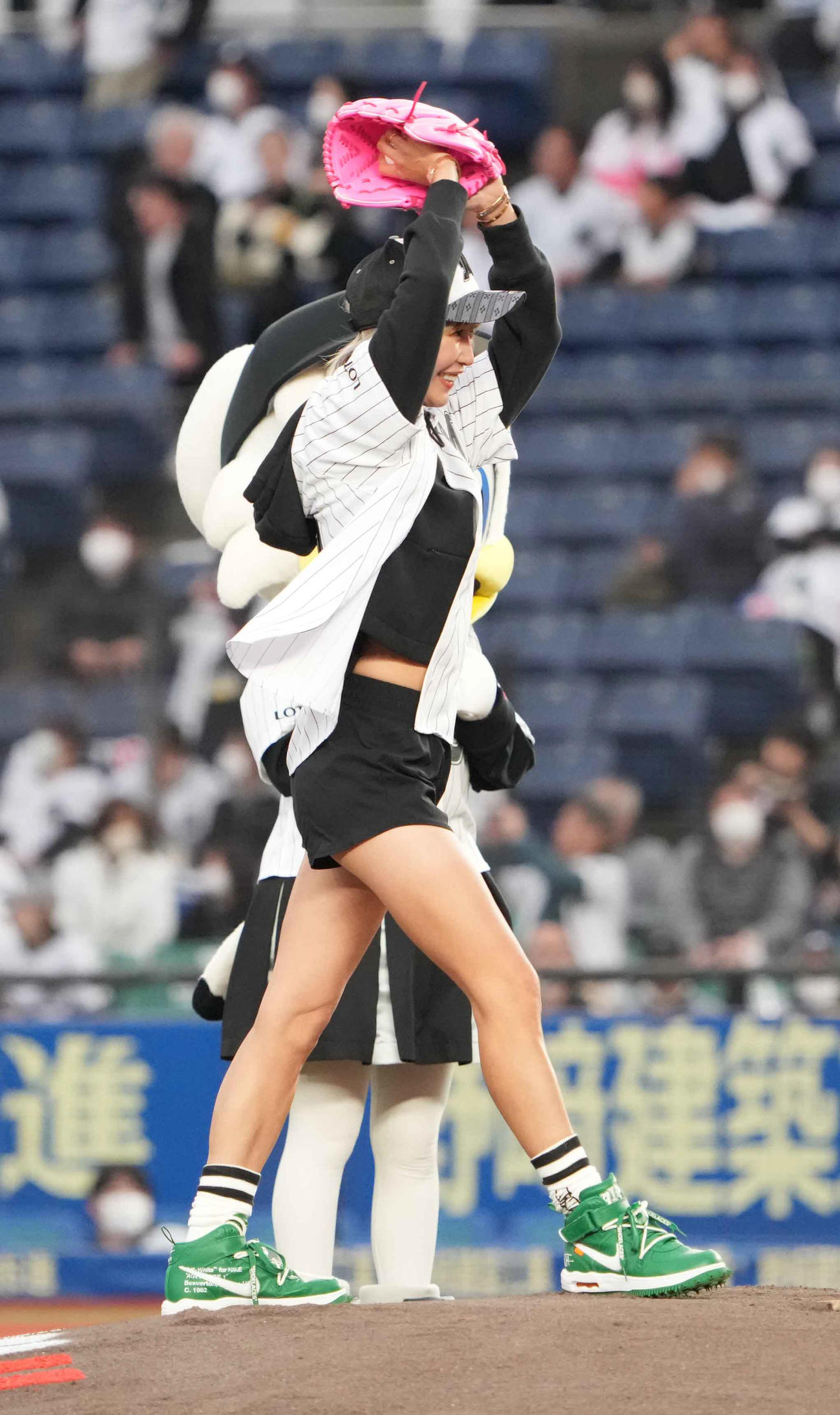 ロッテ対西武で始球式を行った女子プロゴルファーの金田久美子は大きく振りかぶったところで投球を止めやり直す（撮影・小沢裕）