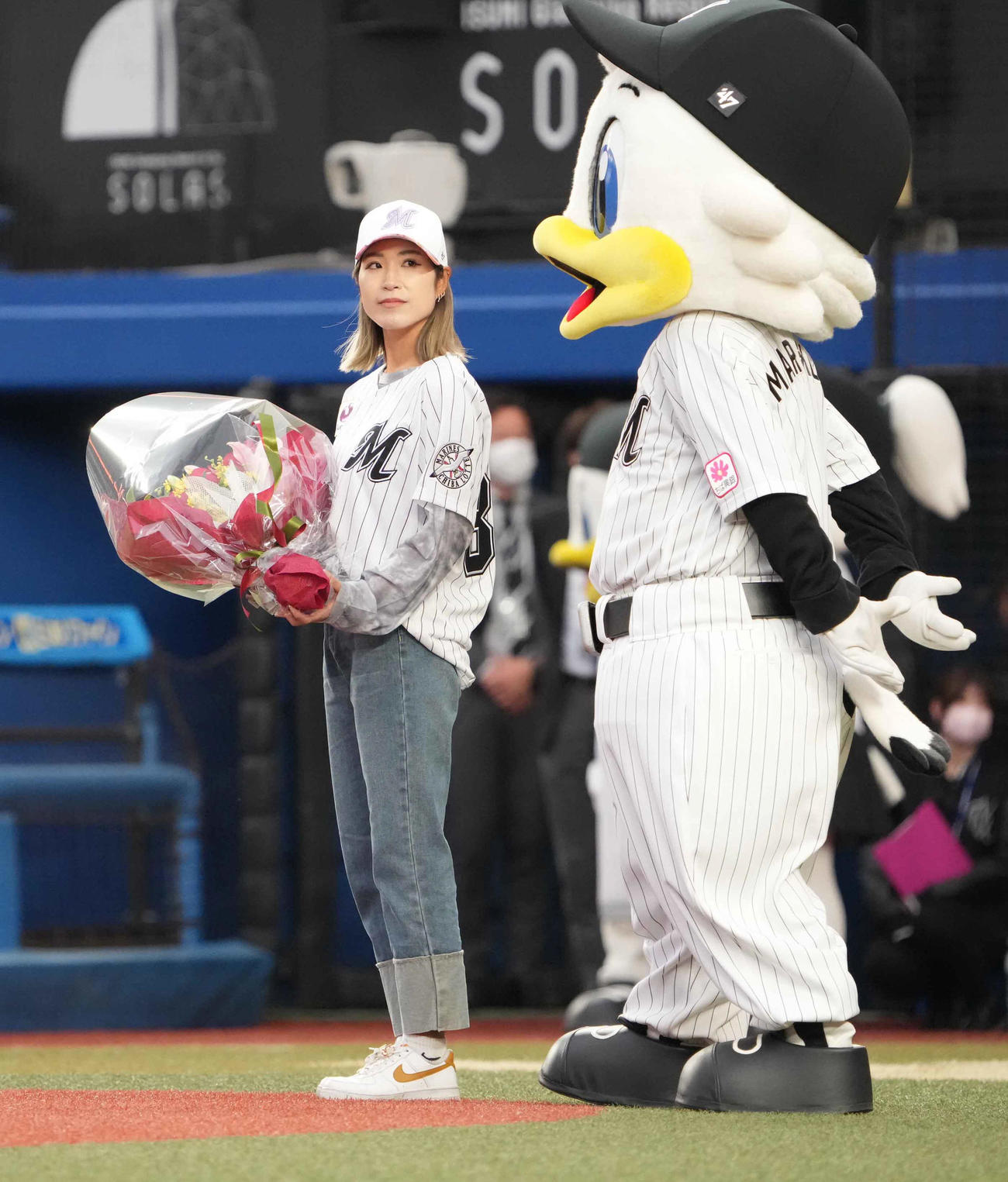 ロッテ対西武　試合前のセレモニーで花束を贈呈する女子プロゴルファーの大西（撮影・小沢裕）