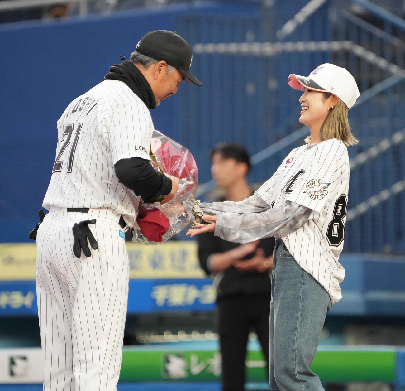 ロッテ対西武　試合前のセレモニーでロッテ吉井監督（左）に花束を贈呈する女子プロゴルファーの大西（撮影・小沢裕）