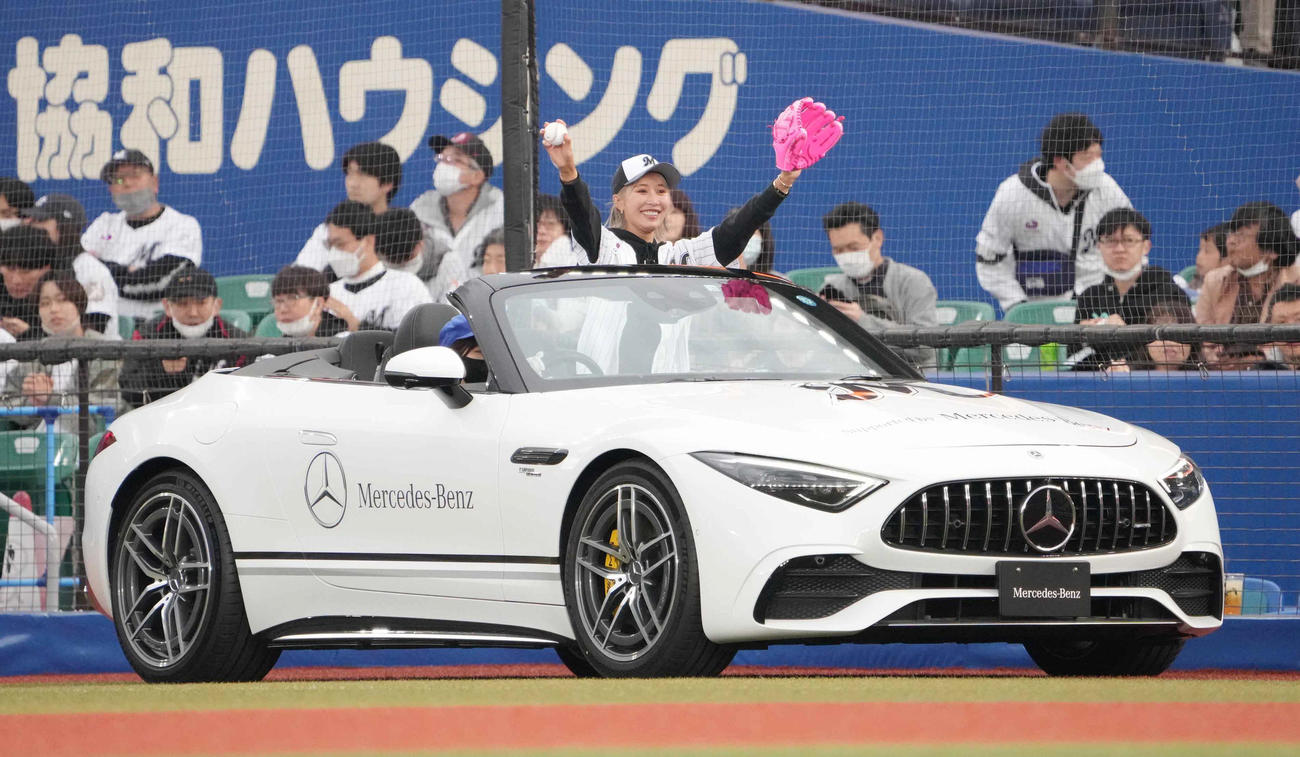 ロッテ対西武で始球式に臨む女子プロゴルファーの金田はリリーフカーに乗って登場する（撮影・小沢裕）